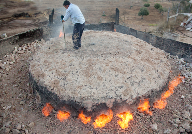 Proceso de elaboración de la cal artesanal en hornos de leña milenarios